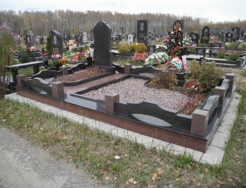 Благоустройство могилы под ключ — гранитный цоколь, ограда и плитка